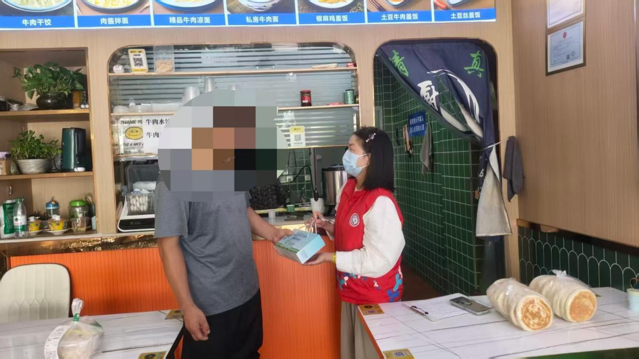 夏日送清凉 情暖民族情 ——臣田社区走访慰问少数民族拉面馆活动