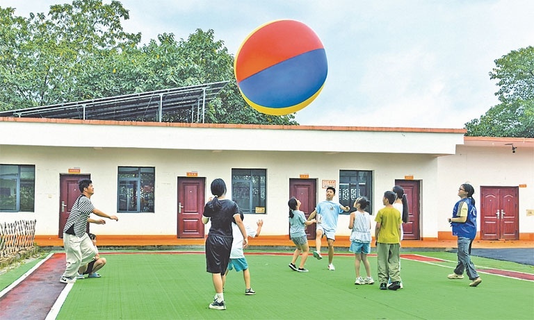 庙后村“一老一小幸福院”里，孩子们在户外做游戏。