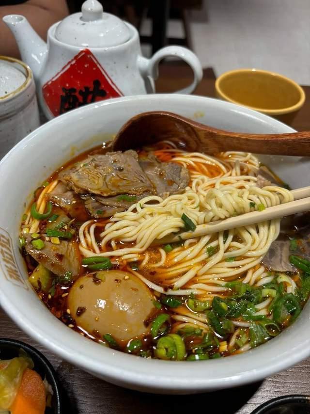 “兰州拉面”整夜变“青海拉面”，这场更名为何让全网破防？
