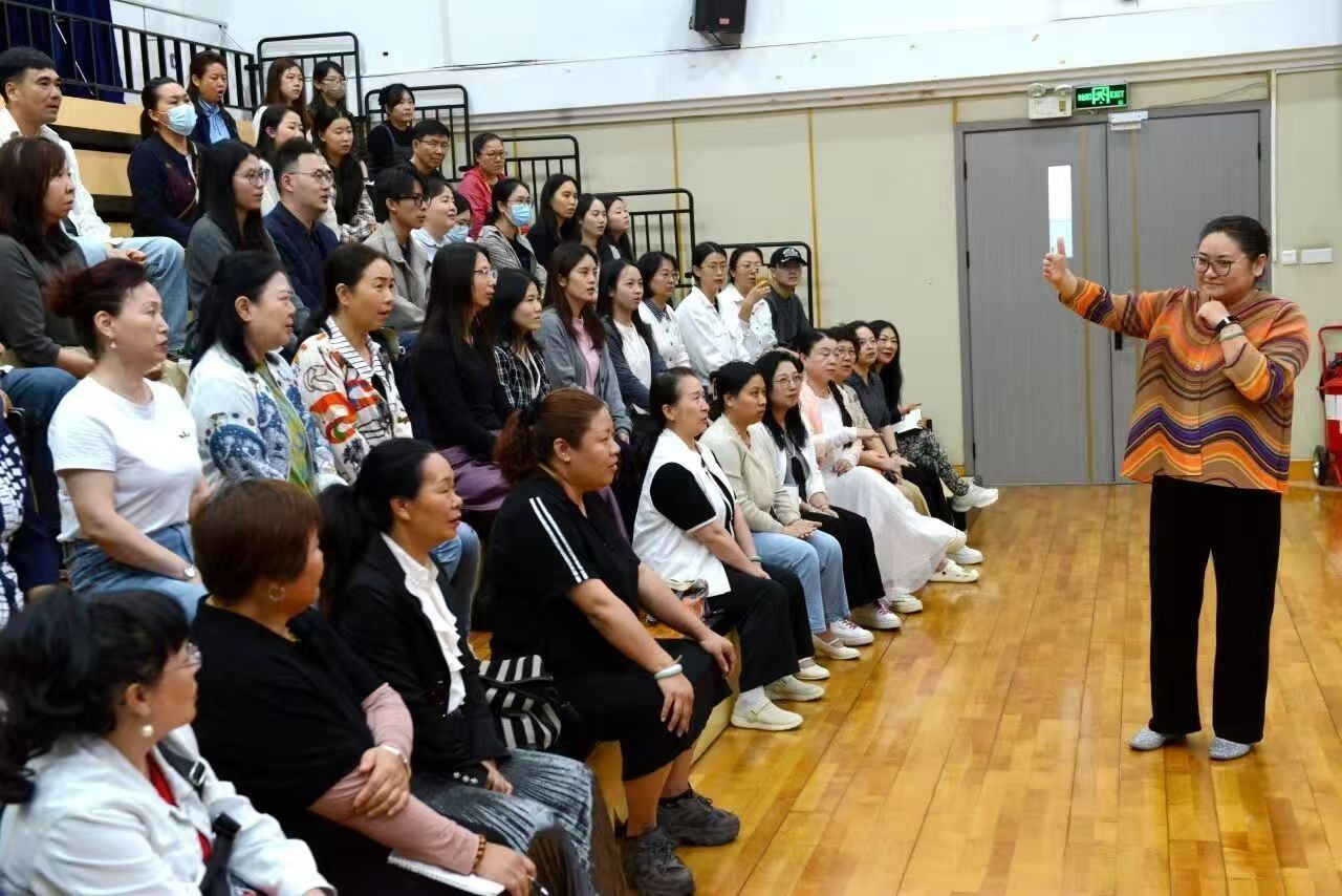 2026年中山市合唱指挥培训班举办,李小莹教授合唱技巧。图源:中山合唱团