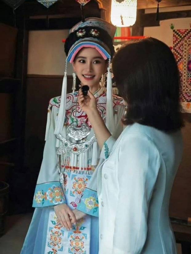 搜狐娱乐讯 近日，baby身穿羌族改良版传统服饰参加活动接受采访。
