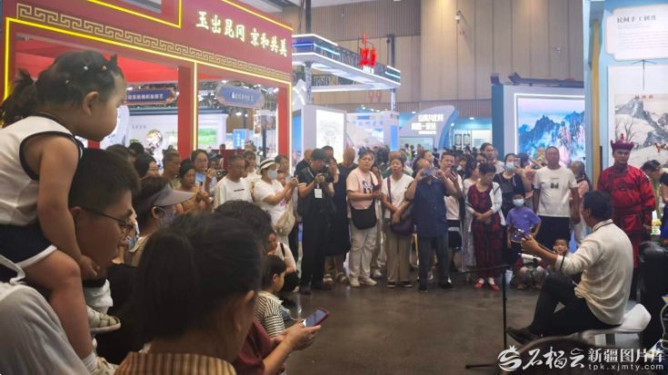 2026非遗援疆主题展示活动现场,观众观看非遗技艺表演。石榴云/新疆日报记者 宋海波摄