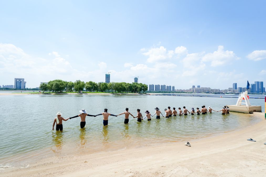 南昌市西湖区万紫千红滩天然泳场,救生员手拉手式开展水域安全排查。南昌市西湖区委宣传部供图