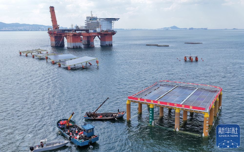 ↑ 8月1日,在山东烟台海上光伏实证检测基地,工作人员在安装“集林二号”竹基海上光伏平台(无人机照片)。新华社发(唐克摄)