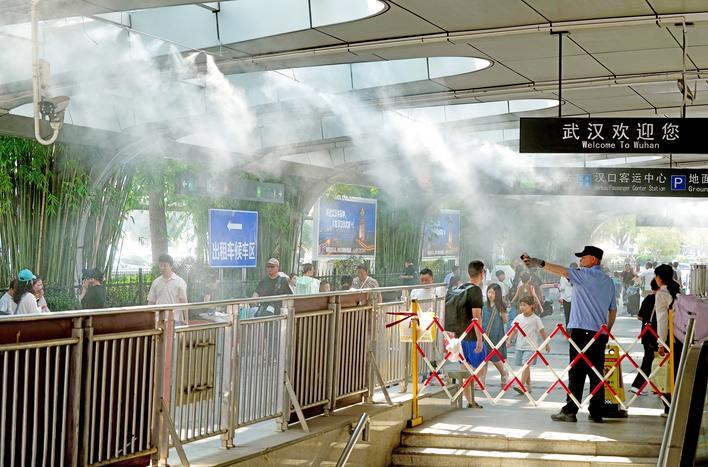 汉口火车站南广场风雨走廊、出租车上客区实现喷雾全覆盖