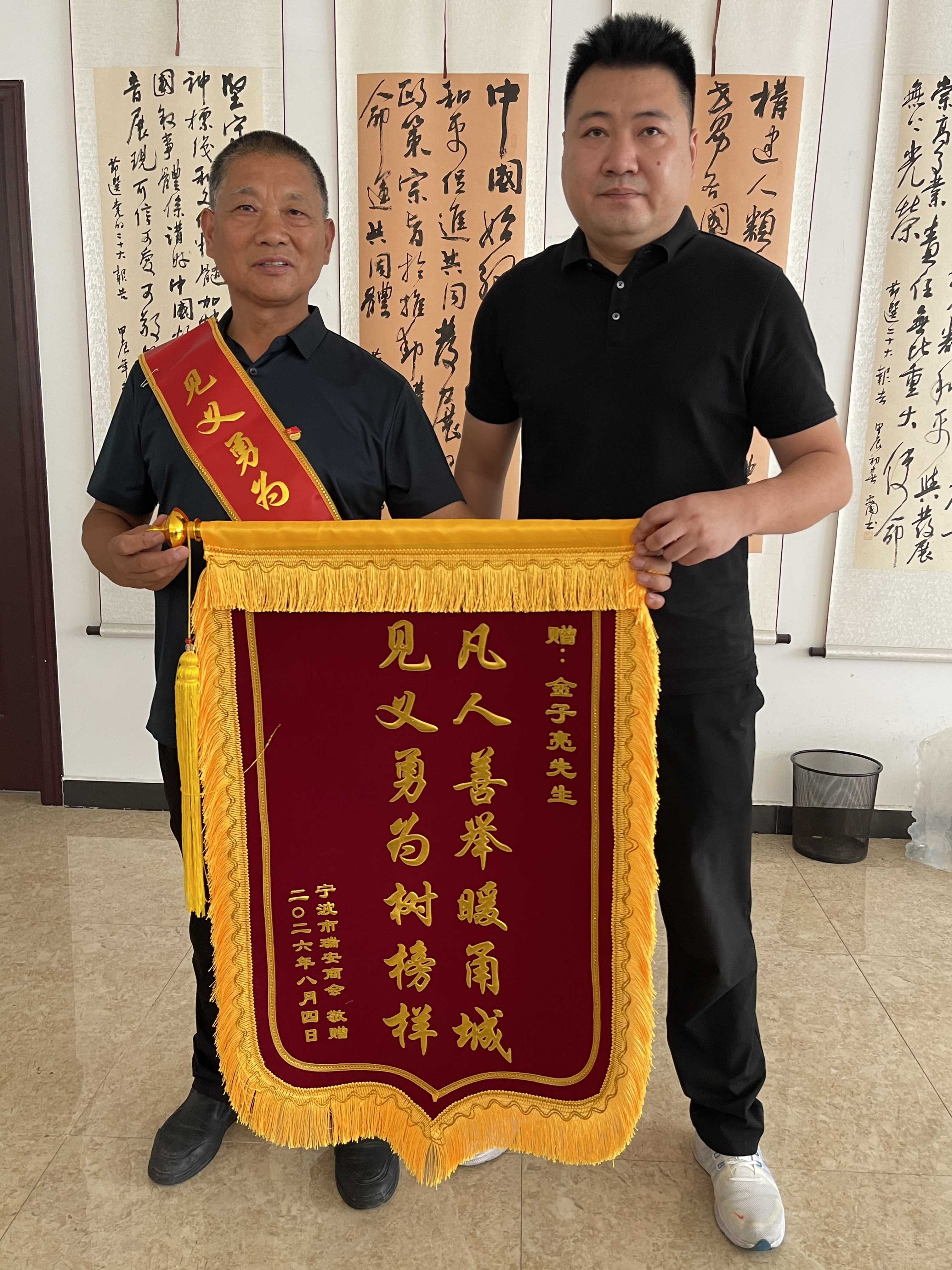 救人善举获奖励，这位见义勇为的英雄将万元奖金悉数捐给家乡