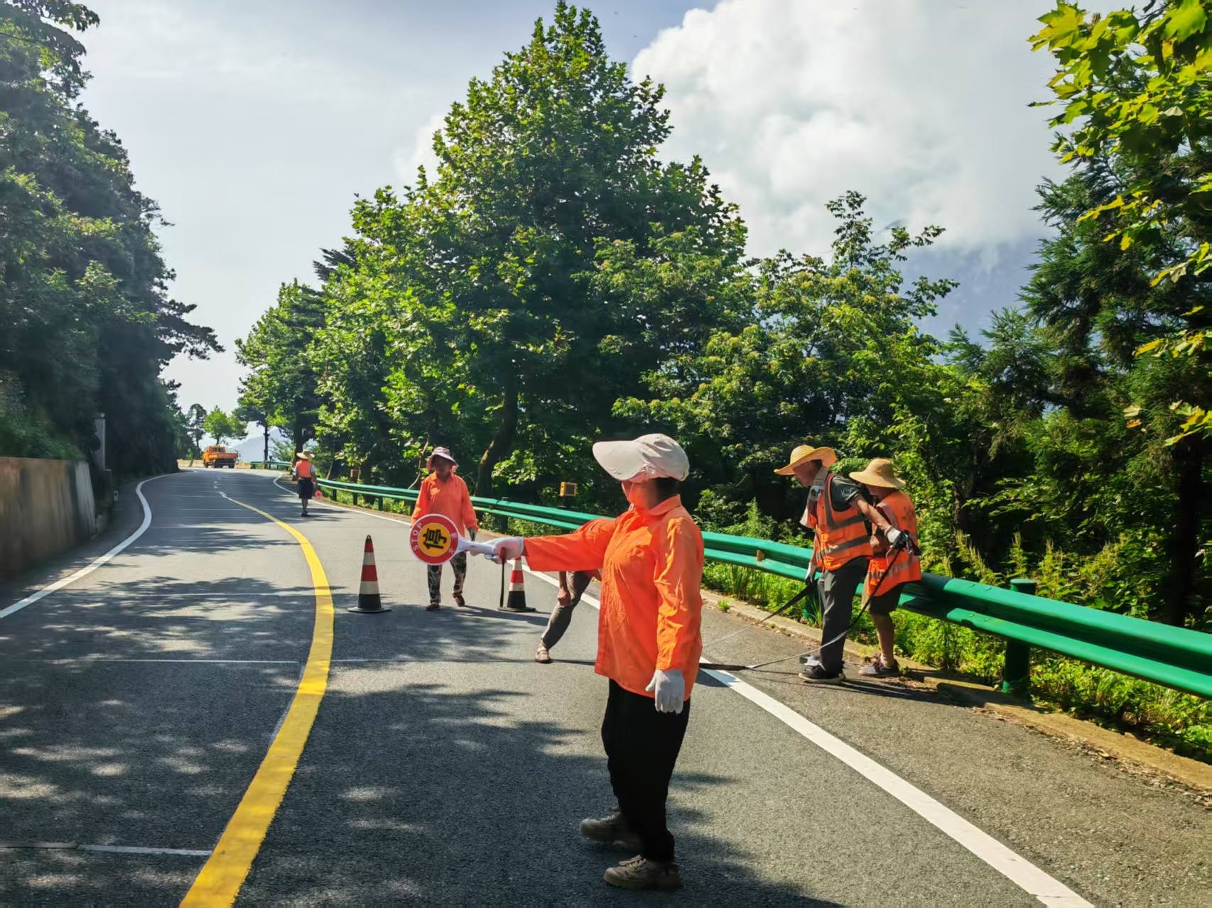 不负“热”爱,一路“橙”光!庐山公路人高温“烤”验守护畅安旅途