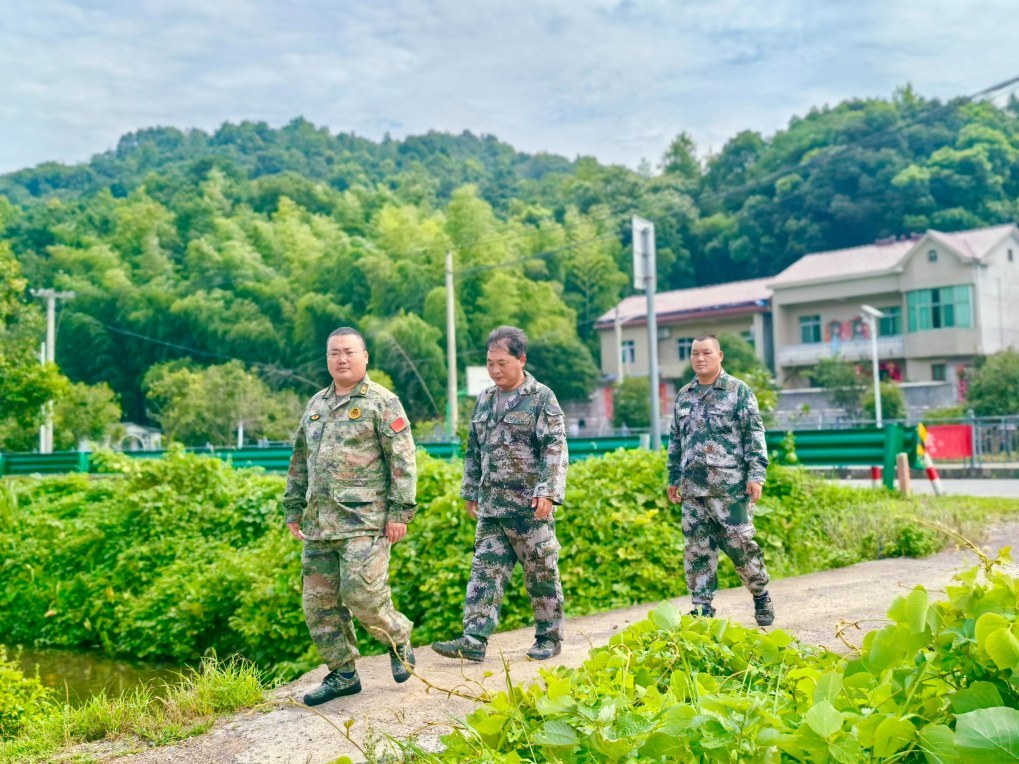 顶着烈日巡水库、查隐患，东乡民兵为暑期安全护航