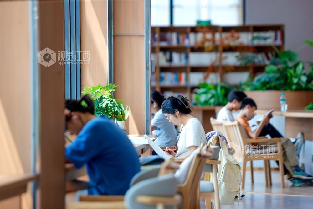 2026年8月5日,在江西省吉安市峡江县图书馆内,读者在学习。