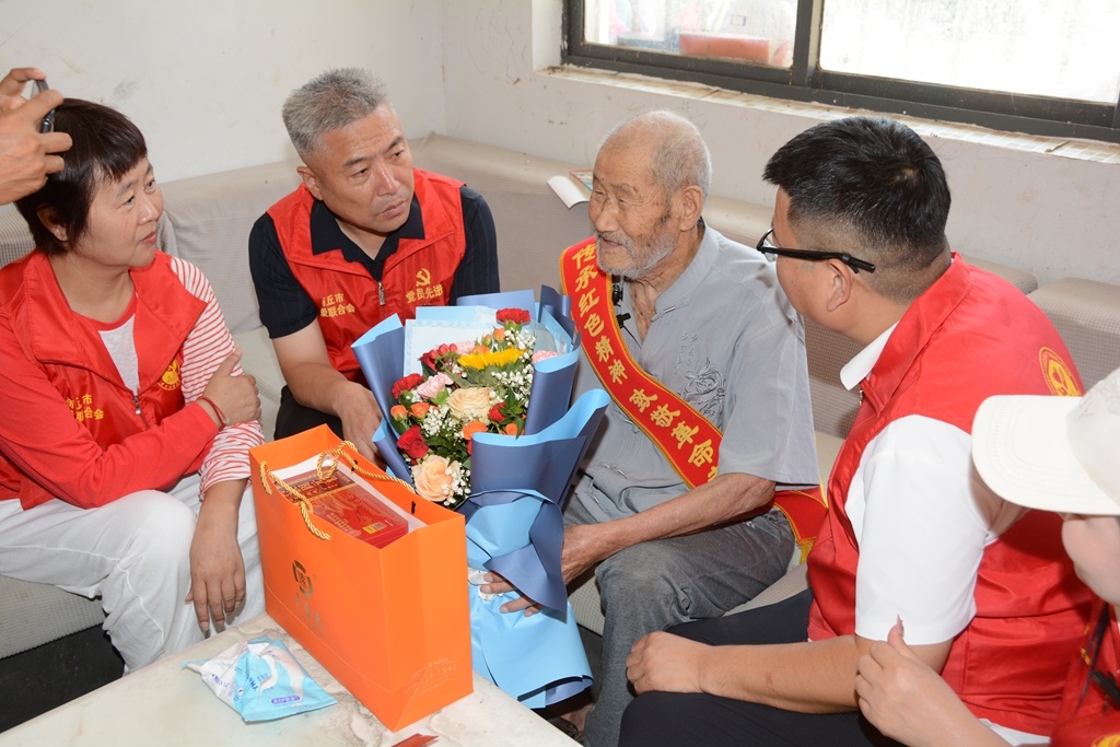 商丘市博爱联合会八一建军节慰问4名抗美援朝老兵