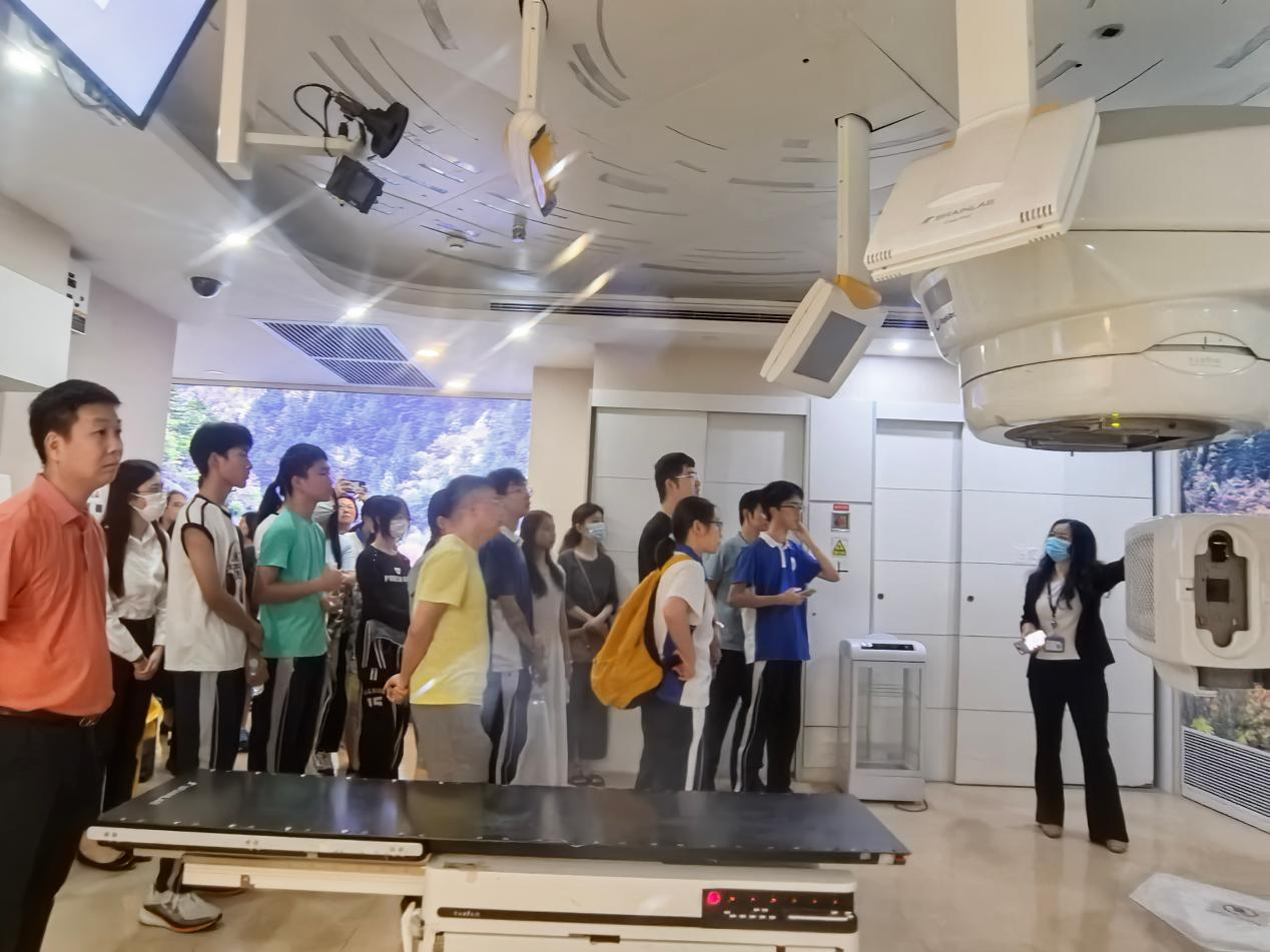 探索医学未来 GCOG高中生智能放疗探索营在港大深圳医院开营