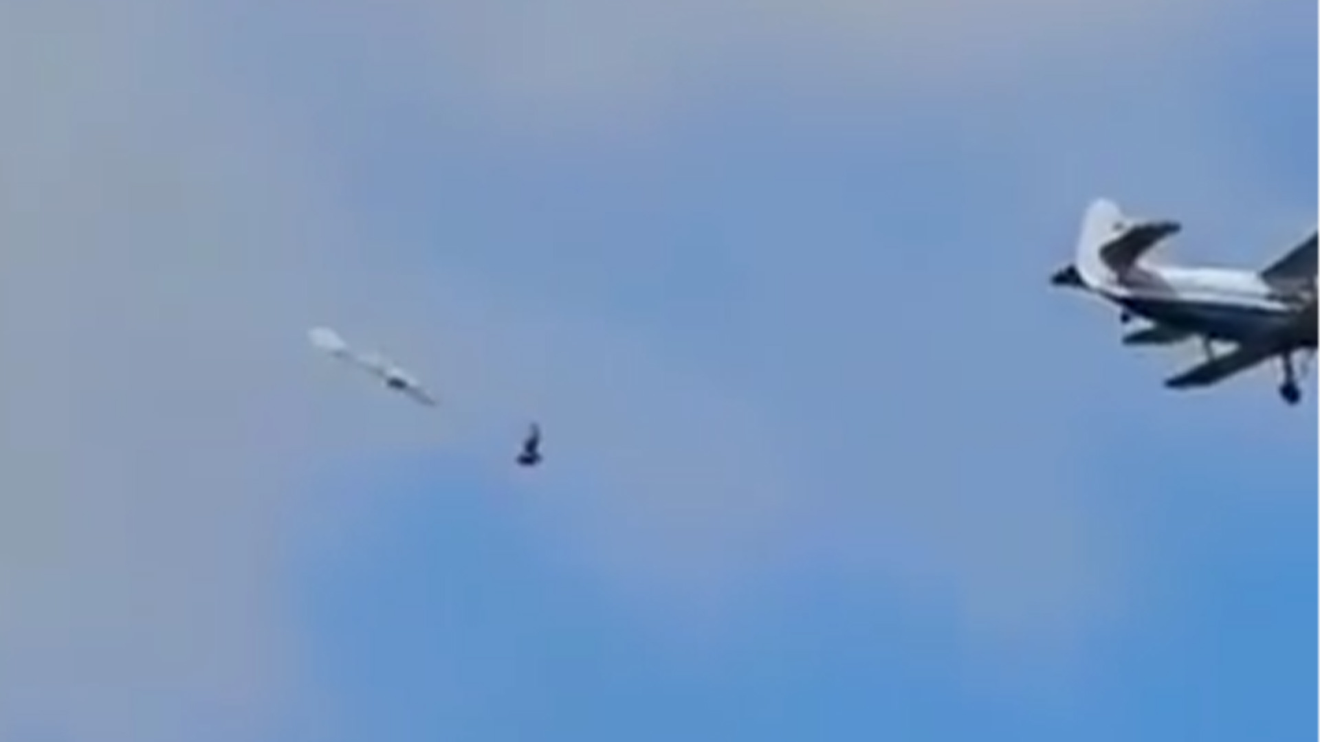 俄罗斯空降兵日突发意外，老兵从约600米高度跃出机舱，主降落伞未能正常打开，不幸坠地身亡