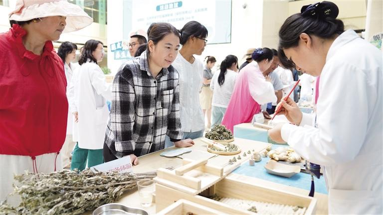 医护人员教群众手工制作艾条、隔姜灸