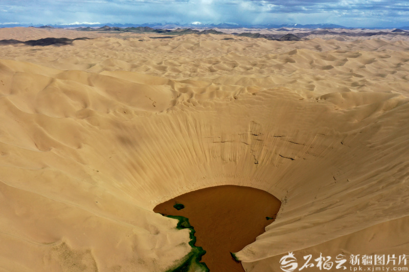 多年来,沙漠湖泊中渗漏出的泉水不断冲刷沙丘,形成巨大的漏斗式泉眼——沙子泉(7月5日摄)。