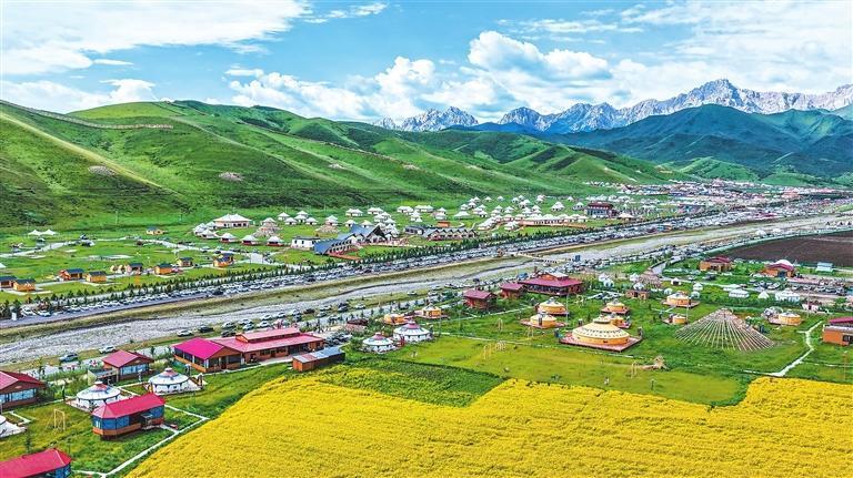 暑假期间，天祝县马牙雪山旅游度假区迎来客流高峰，草原风光、篝火锅庄、特色美食备受游客青睐。新甘肃&middot;甘肃日报记者　田蹊