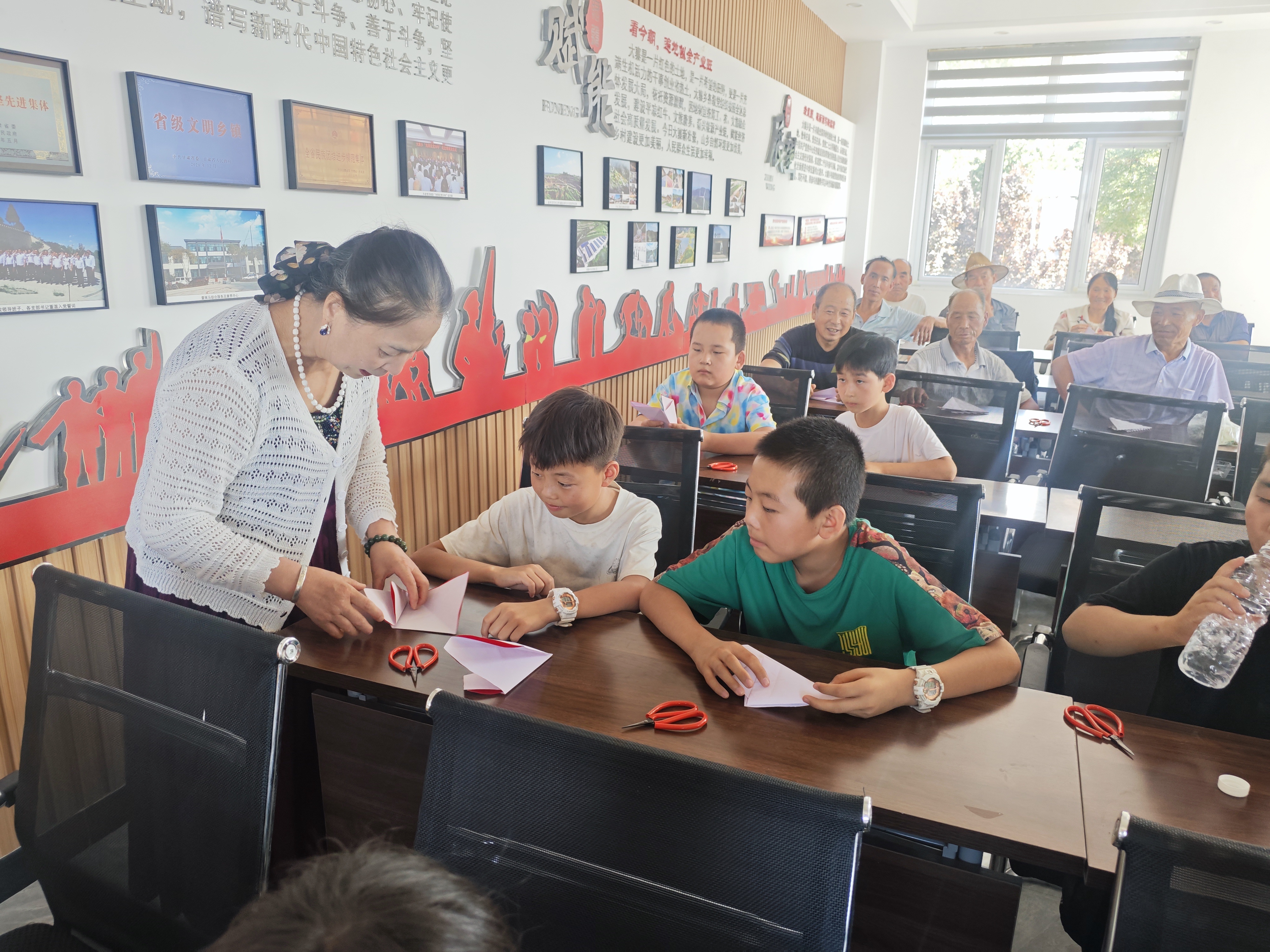 图为家长和孩子们共同学习剪纸艺术.jpg
