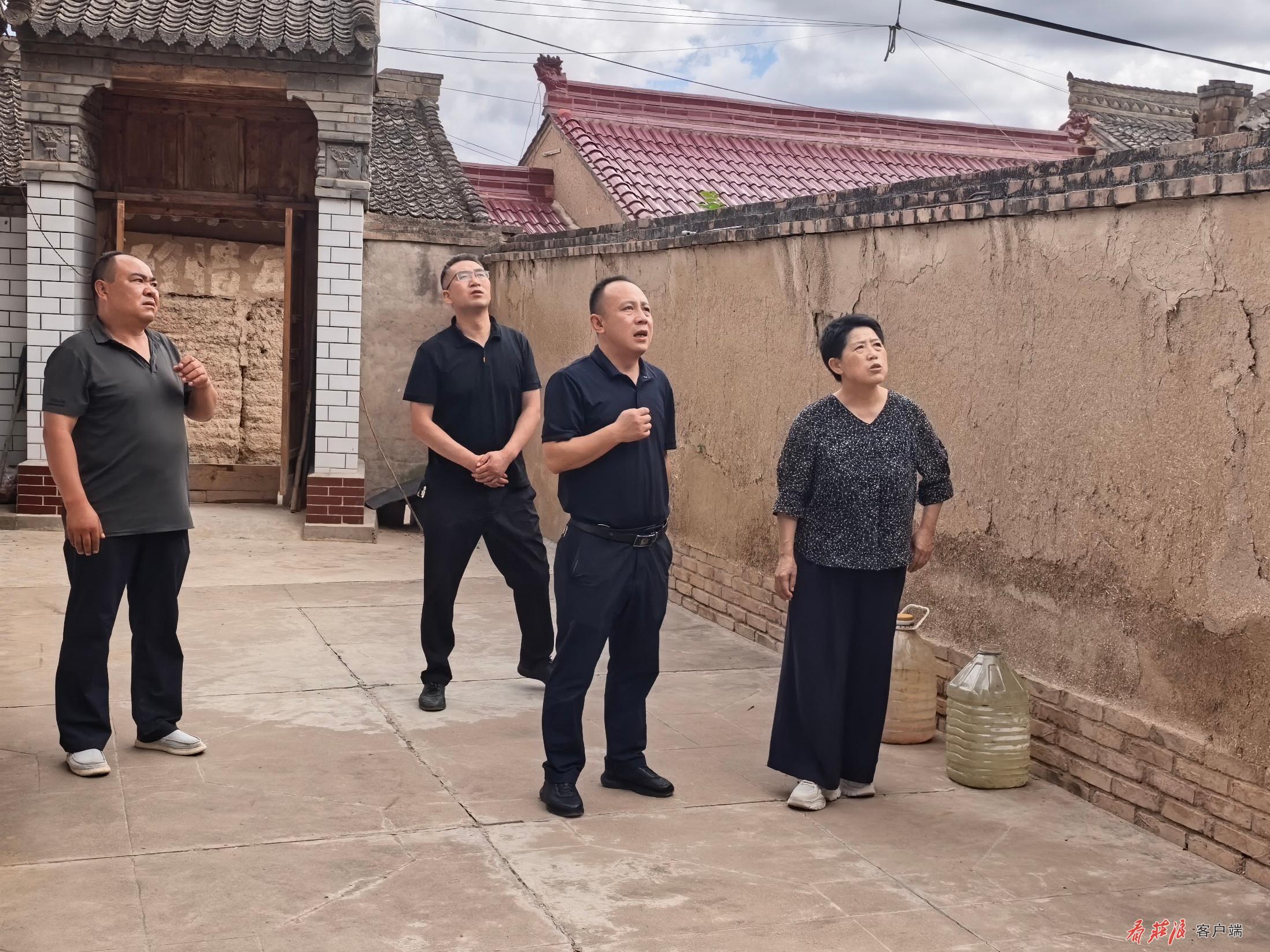 县人大常委会副主任朱春香深入南坪镇督导检查防汛工作