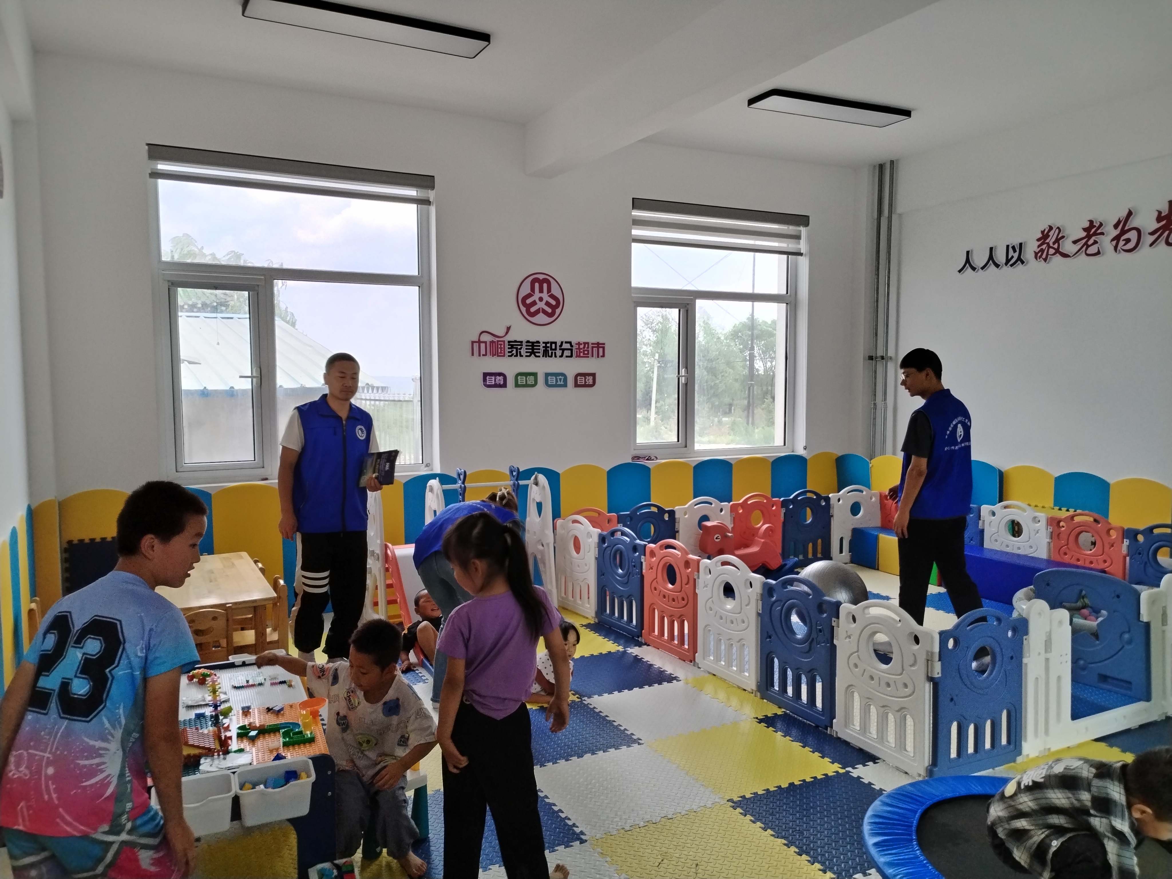 图为孩子们正在快乐的游戏.jpg