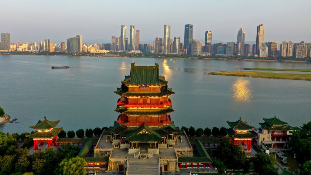 资料图:晨光中的江西南昌滕王阁景区(无人机照片)。新华社记者 刘金海 摄