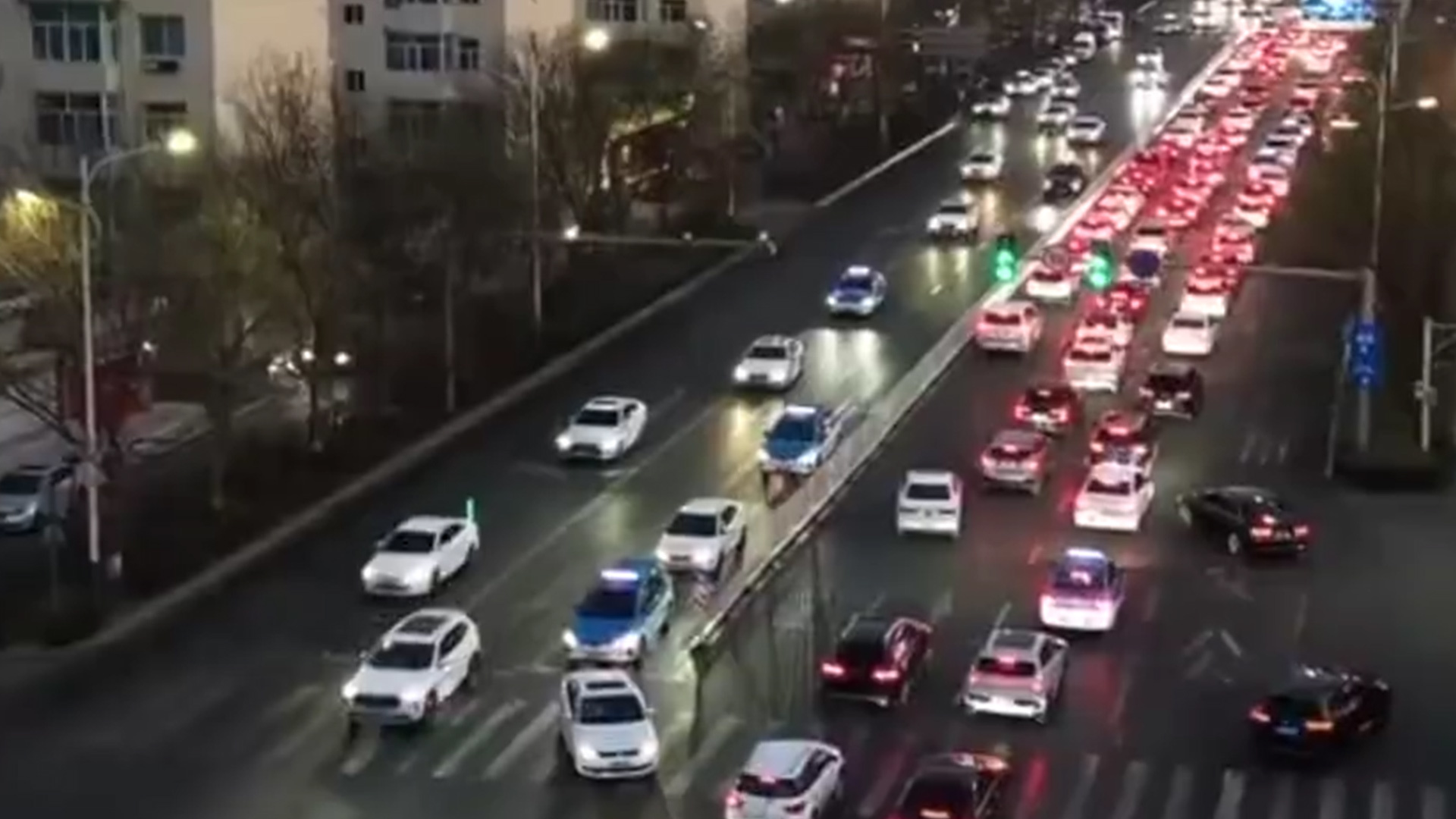 乘客正要打电话投诉绕路，出租车司机突然下车，从后备箱取出铁棍殴打乘客，山西太原警方通报