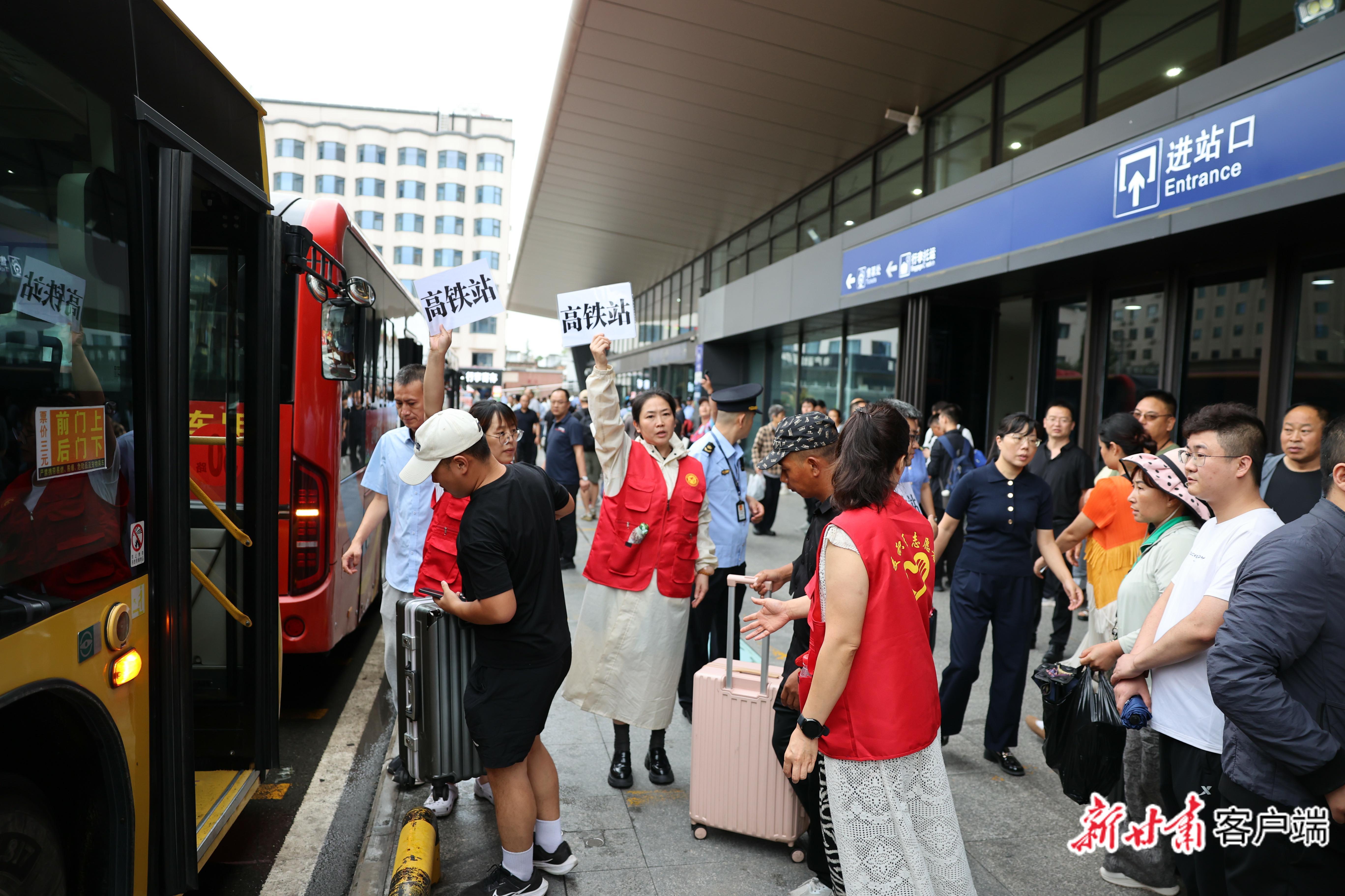 志愿者在天水火车站前引导滞留旅客