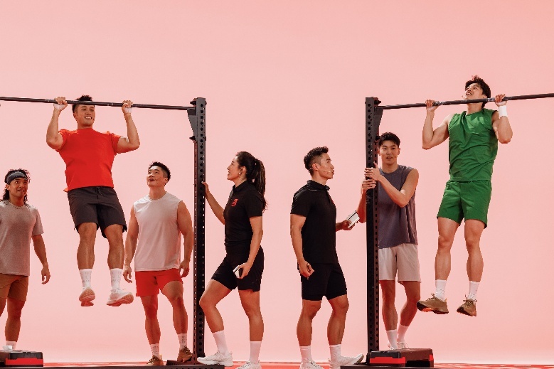 汪顺与lululemon大使带领队员展开引体向上挑战；