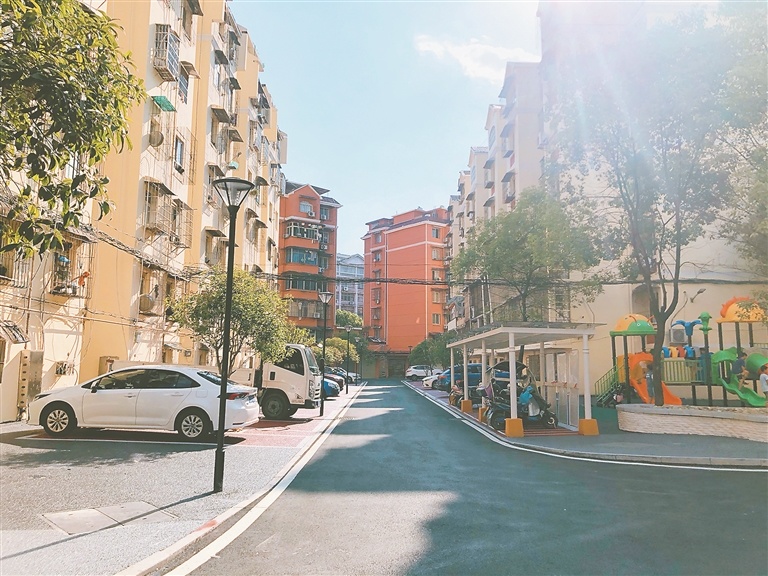 小区内停车井然有序（萍乡经开区党群部供图）