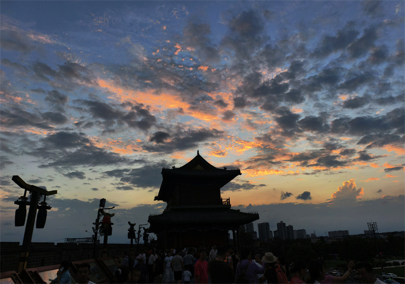 7月29日，正定古城晚霞如画，景美醉人。