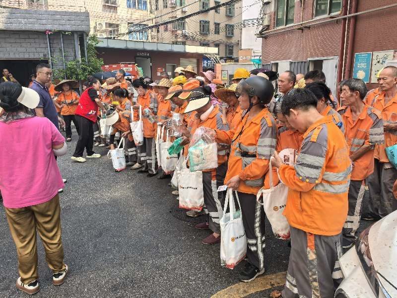 炎炎夏日送清凉 西乡街道盐田社区关爱一线新业态劳动者