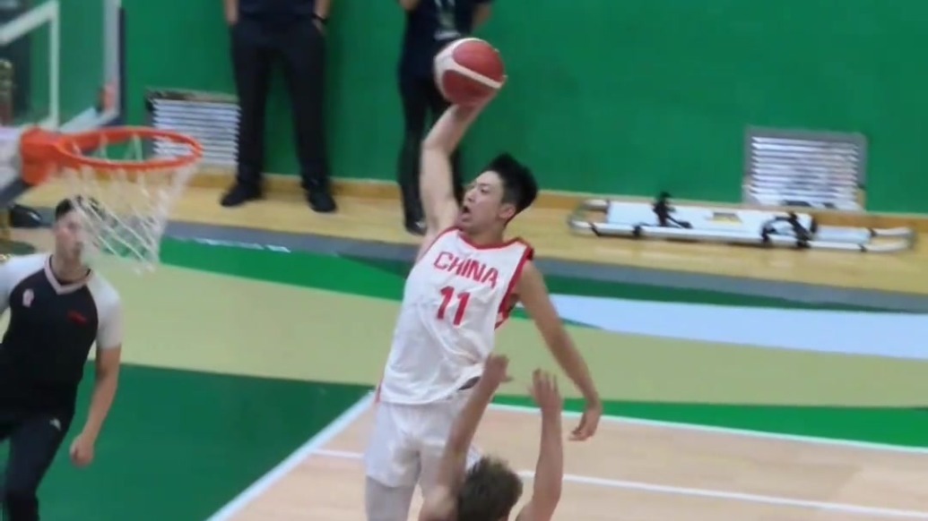 中国人能飞！U18小将张淳智上演惊天单臂滑翔隔扣