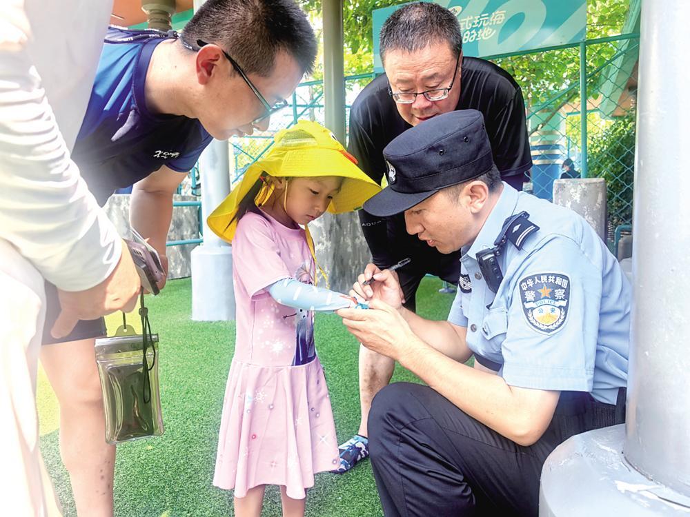秦皇岛海防暖心守护游玩儿童 送你手环防走失