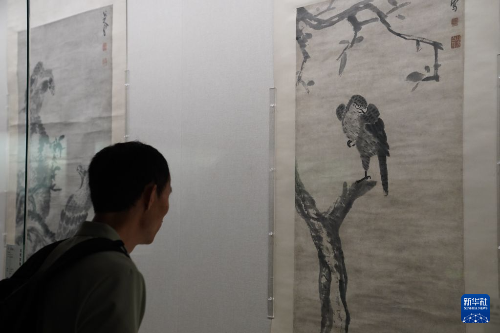 游客在八大山人纪念馆参观《枯木立鹰图轴》(8月6日摄)。