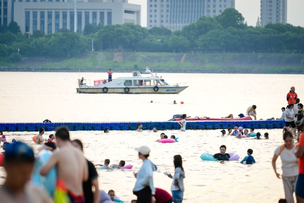 南昌市水上公安在西湖区万紫千红滩天然泳场进行安全巡逻。南昌市西湖区委宣传部供图