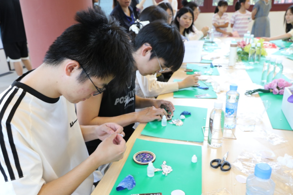 南昌师范学院学生参加“故纸藏珍 书香豫章”2026年中华传统晒书活动