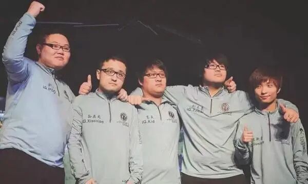 图为iG英雄联盟分部早期队员 图源：网络