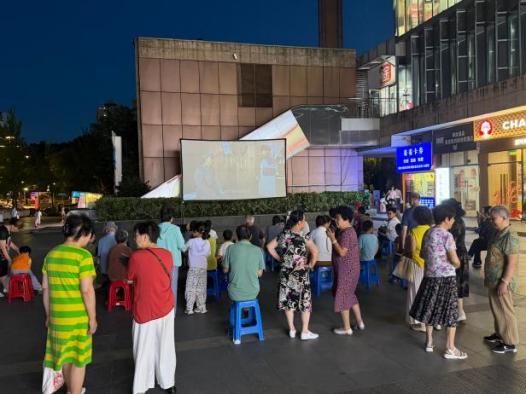 朝天宫中天荟广场公益放映现场