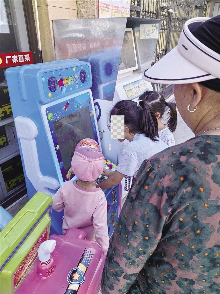 孩子们在玩游艺机