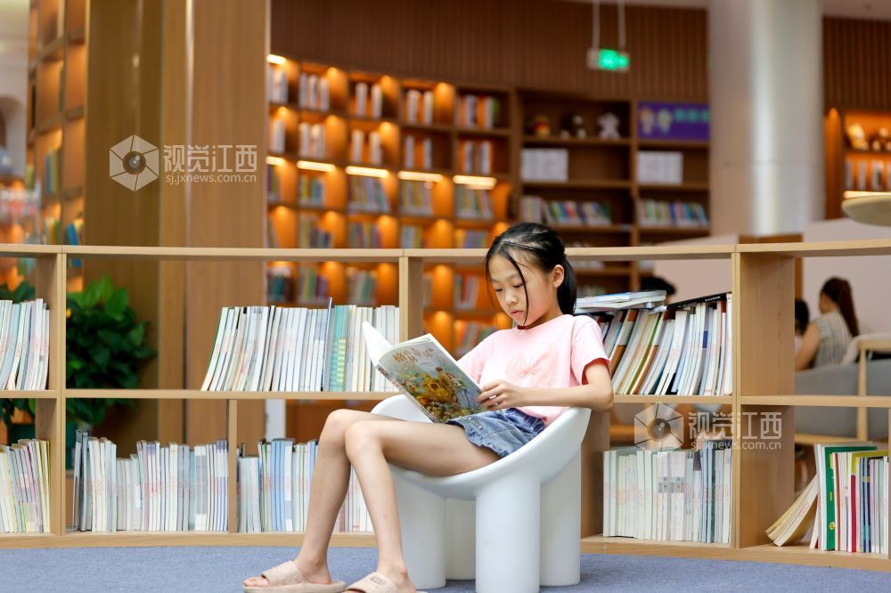 2026年8月5日,在江西省吉安市峡江县图书馆内,读者在阅读书籍。