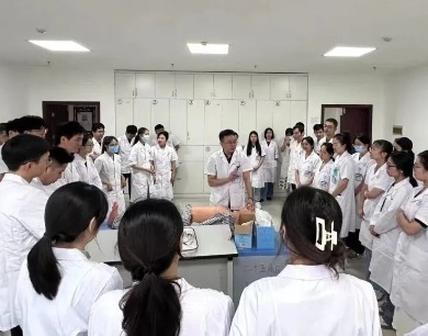  
下足“绣花功” 当好“摆渡人”——九江市中医医院研究生与规培生培养纪实