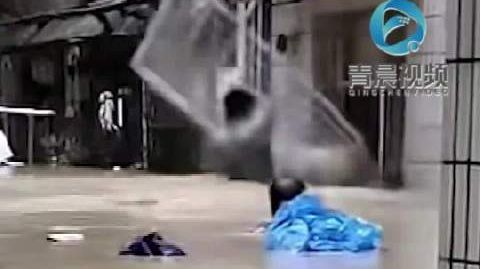 【#社区书记徒手破窗营救被困老人#】8月5日，湖南张家界市突降暴雨，