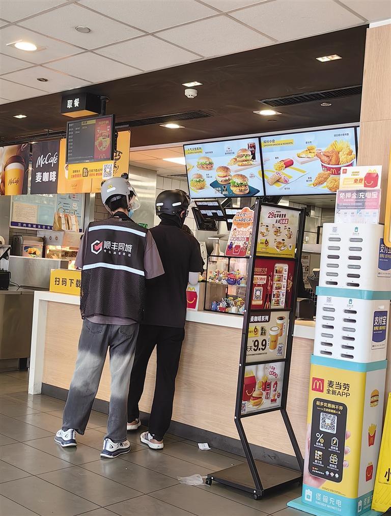 骑手在快餐店排队取餐