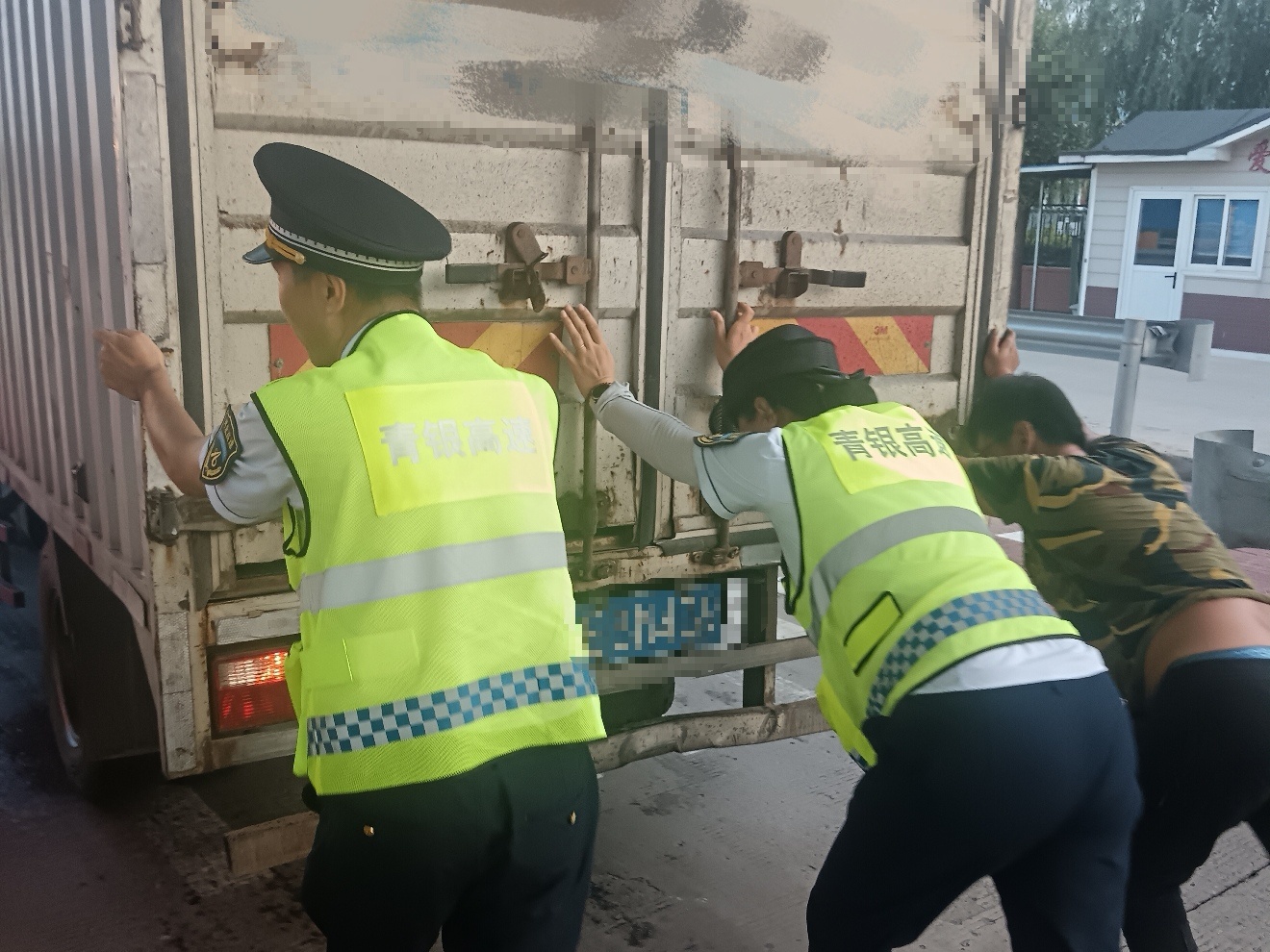 河北高速集团青银分公司南宫收费站:快速处置漏油车辆保障车道畅通