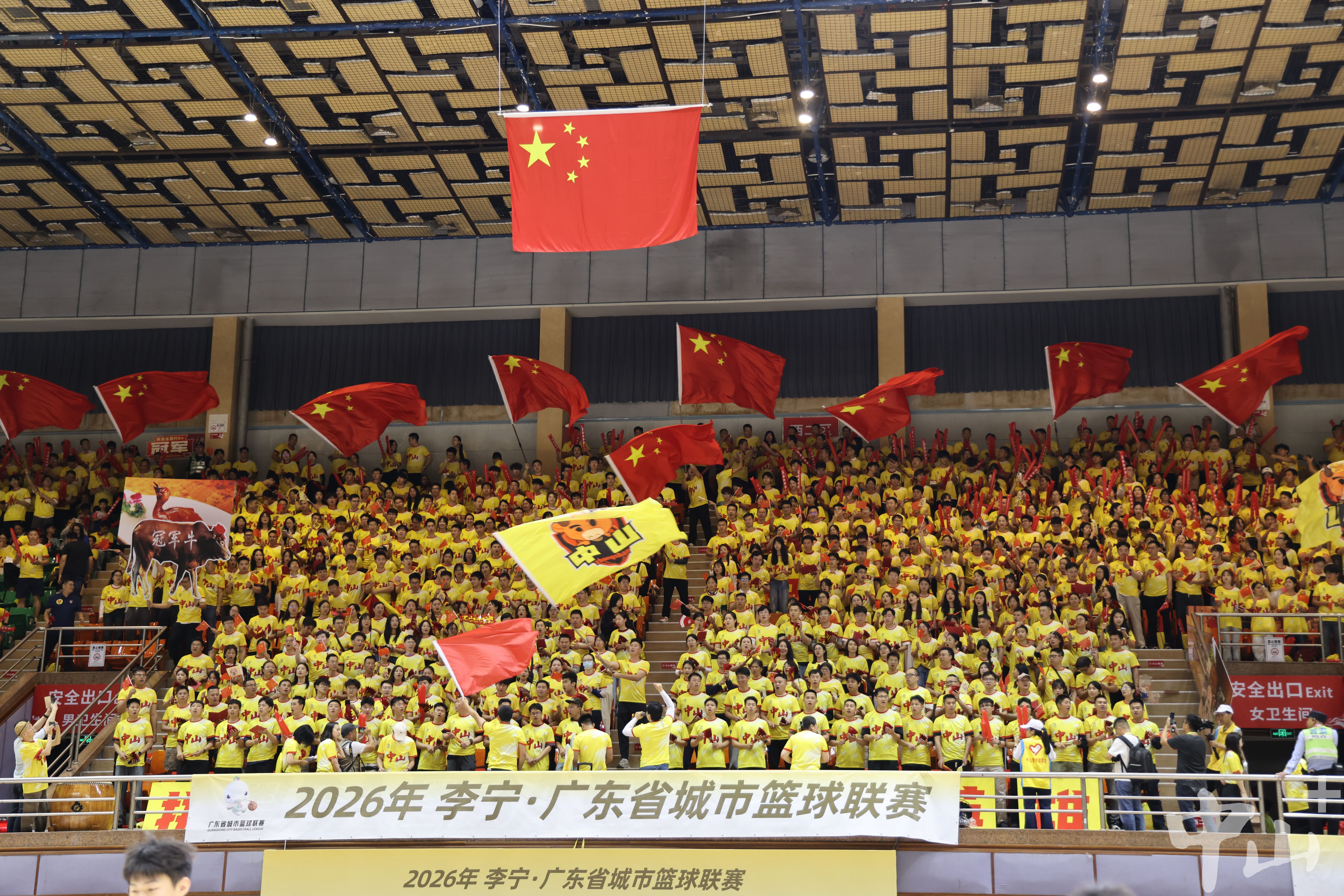 3月28日晚粤BA比赛现场,中山球迷齐声合唱为中山队加油。