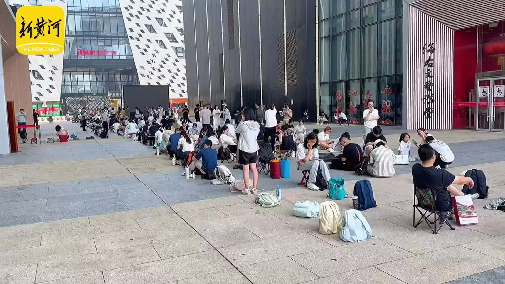 高温“炙烤”催生书香热潮，有读者凌晨5点前往图书馆排队