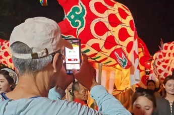 老人想用手机拍呈坎鱼灯表演，却遭连环广告疯狂弹窗