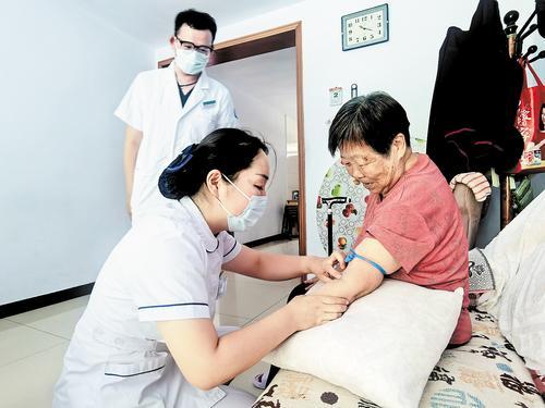7月28日，承德第四医院医务人员上门为患者抽取血液样本。本报记者 陈宝云摄