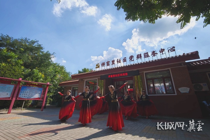 唐山市祥富里社区党群服务中心前,居民们正在跳舞。长城网·冀云客户端记者 宋建军 摄