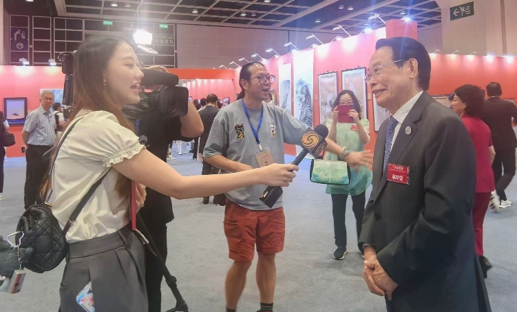萧晖荣教授接受凤凰卫视采访