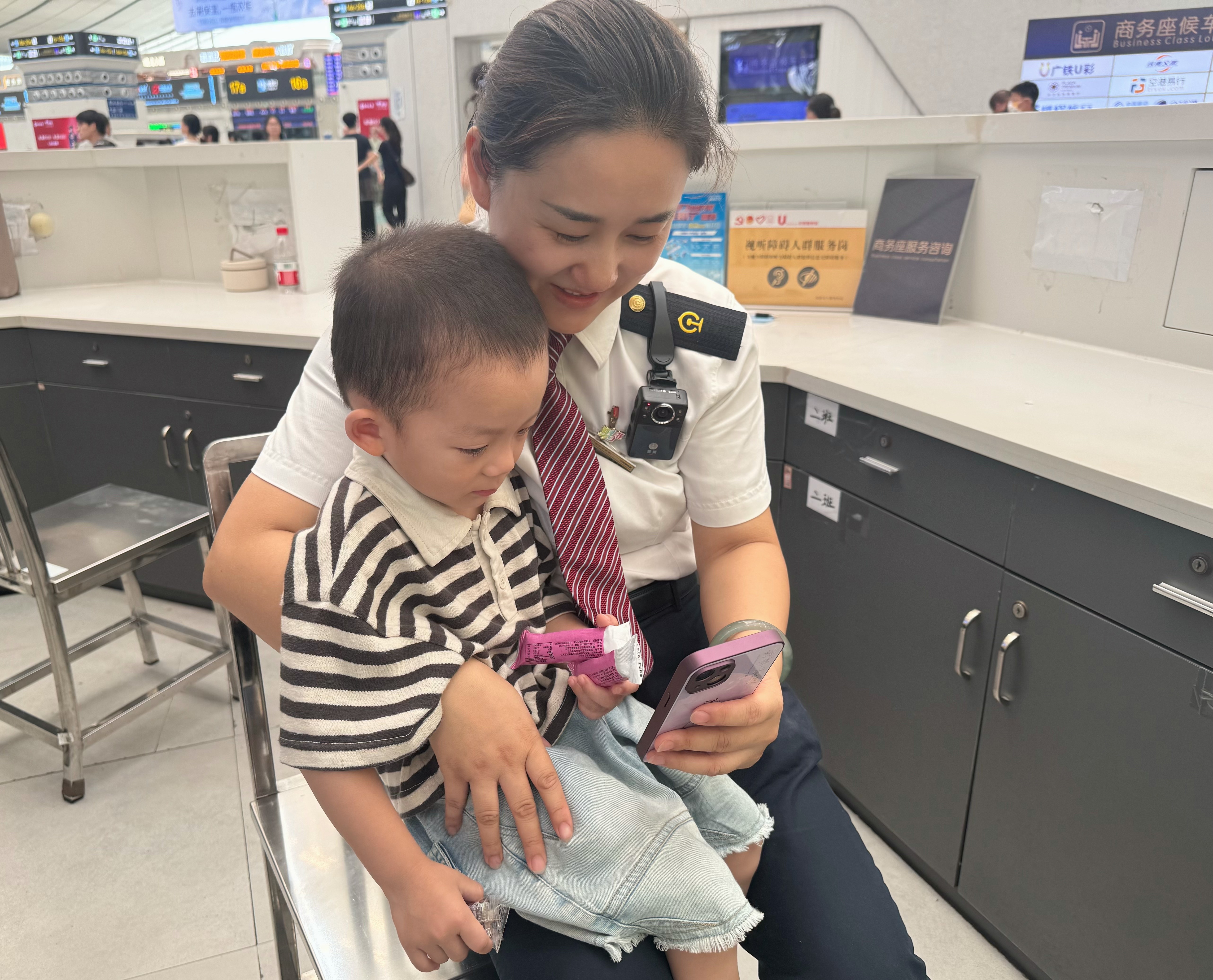深圳北站暑运旅途护稚童