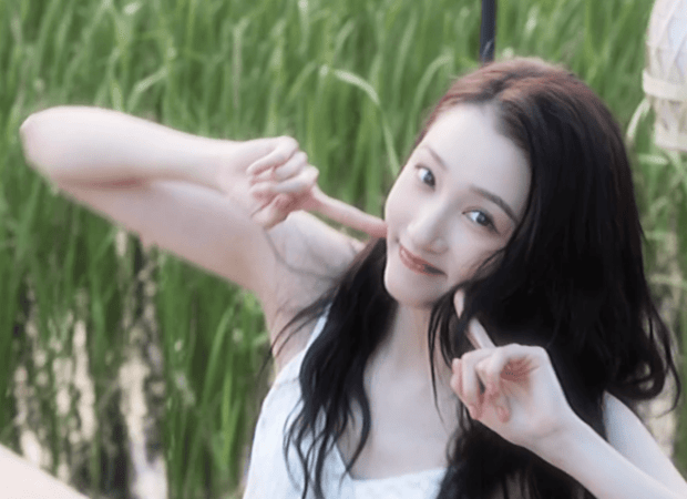 关晓彤秒变可爱少女，亲和力十足。